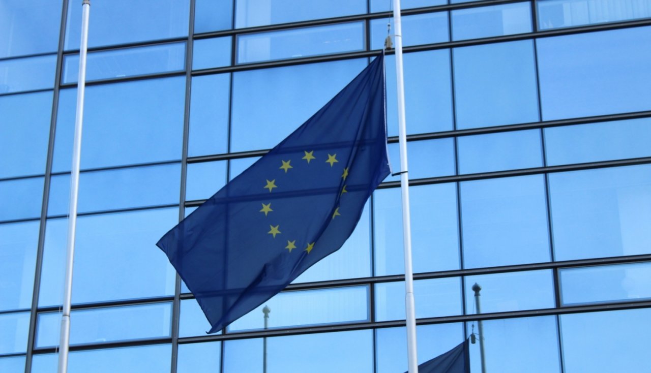 Eiropas Savienības karogs plīvo pie stikla ēkas