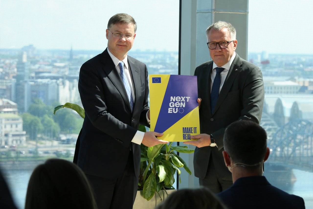 EK priekšsēdētājas izpildvietnieks Valdis Dombrovskis nodod 2. maksājuma mapi finanšu ministram Arvilam Ašeradenam