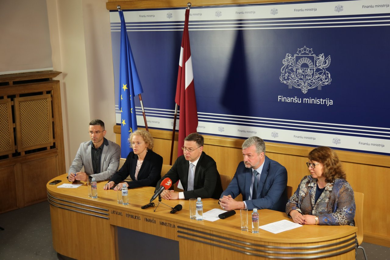 Foto: Finanšu ministrijas un Eiropas Komisijas pārstāvji
