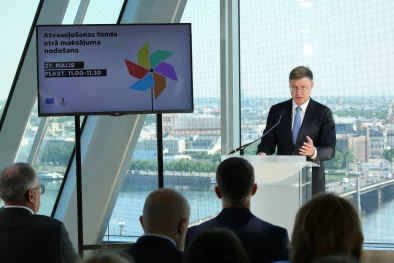 Eiropas Komisijas priekšsēdētājas izpildvietnieks Valdis Dombrovskis uzrunā apmeklētājus, atskatoties uz Atveseļošanas fonda progresu Latvijā un Eiropā