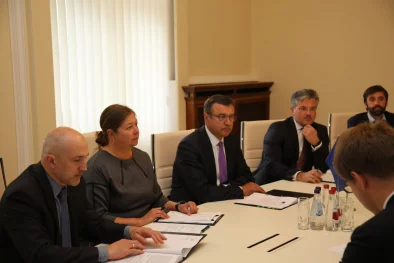 Foto: finanšu ministrs kopā ar Finanšu ministrijas pārstāvjiem