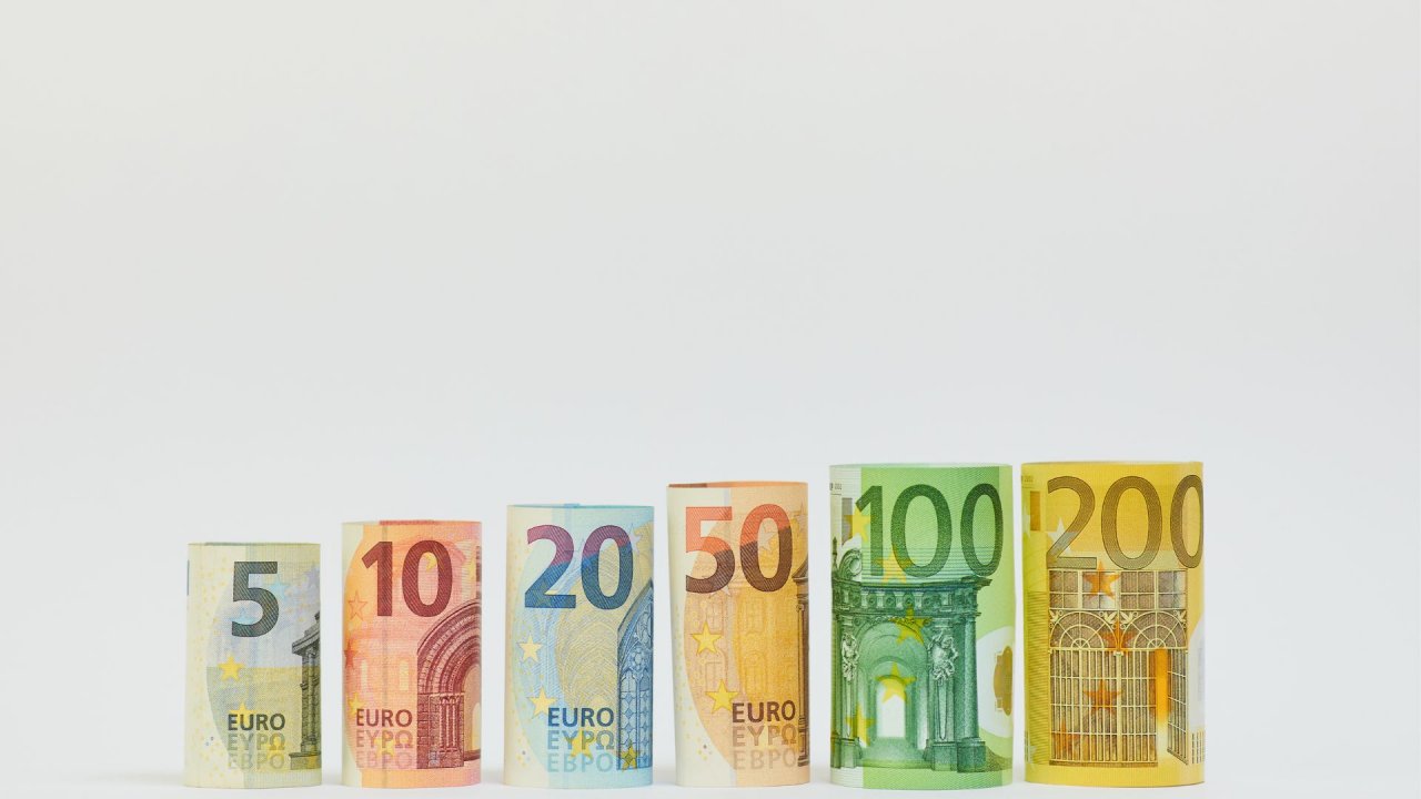 Attēls: Eiro banknotes augušā secībā, no kreisās puses: 5 eiro, 10 eiro, 20 eiro, 50 eiro, 100 eiro un 200 eiro.