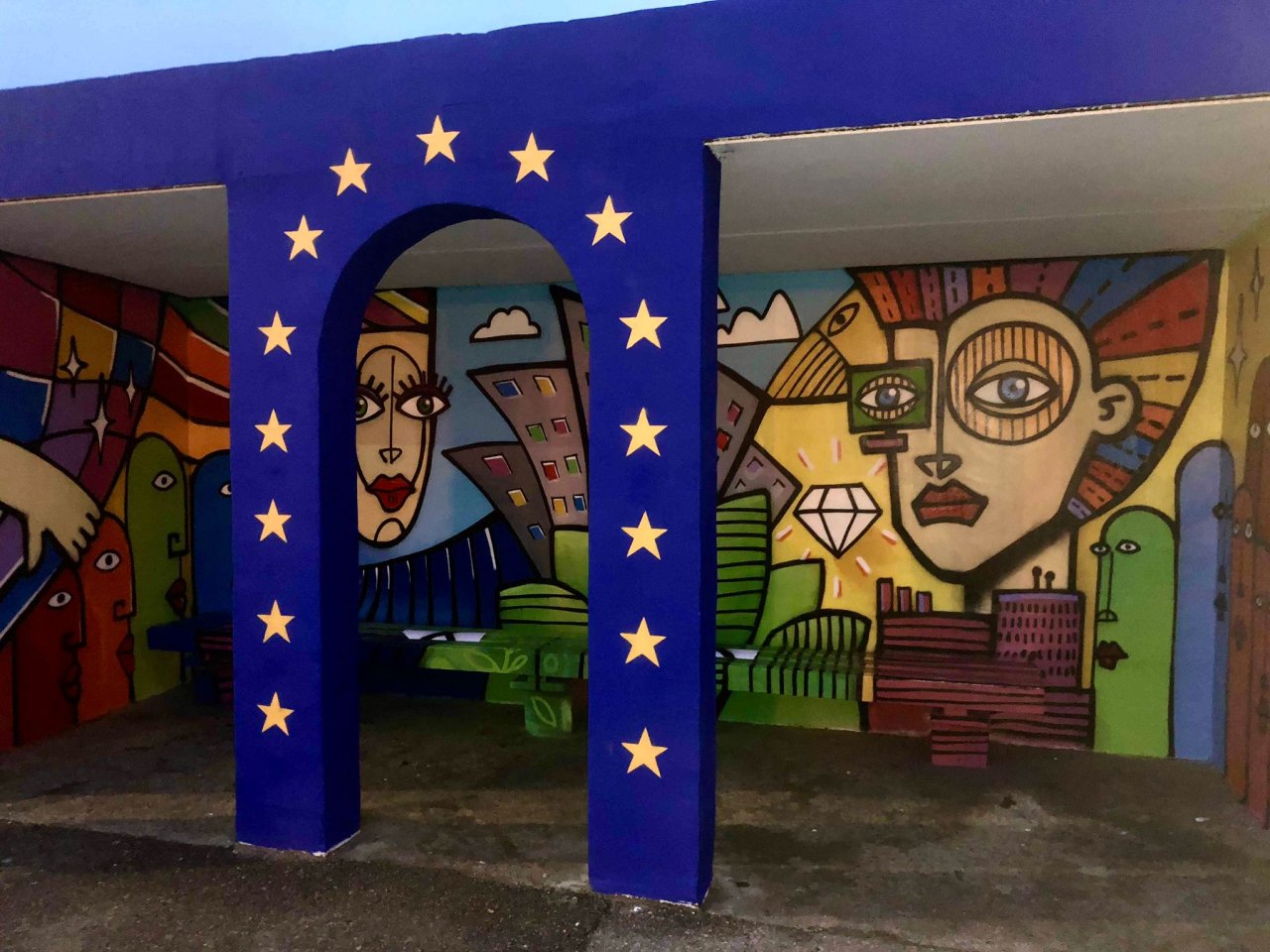 Mākslas darbs “Iedzīvotājiem tuvāka Eiropa un Latvija