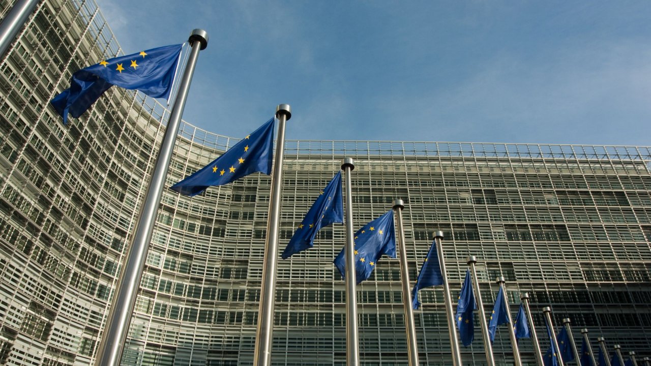 Eiropas Savienības karogi mastos, rindas kārtībā, pie organizācijas ēkas.