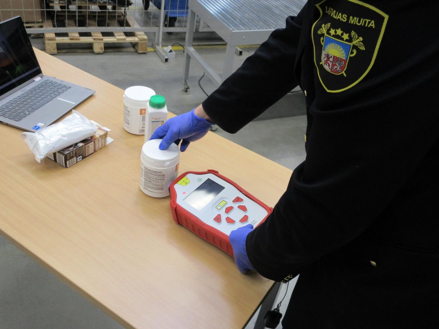 Foto: Latvijas Muita izmanto iekārtu pārbaudei