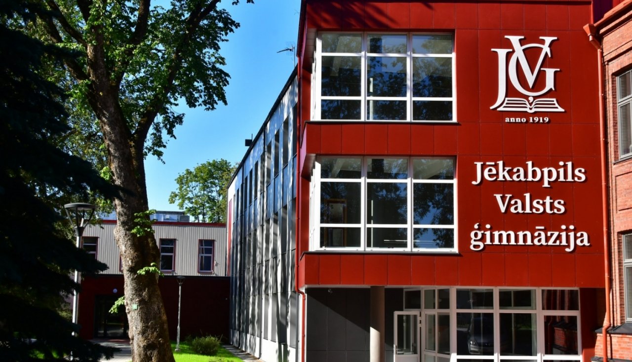 Svinīgi atklāta pārbūvētā Jēkabpils Valsts ģimnāzija