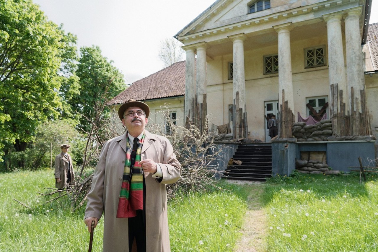 Aktieris Gundars Āboliņš pie filmēšanas lokācijas vietas – pils pagalmā
