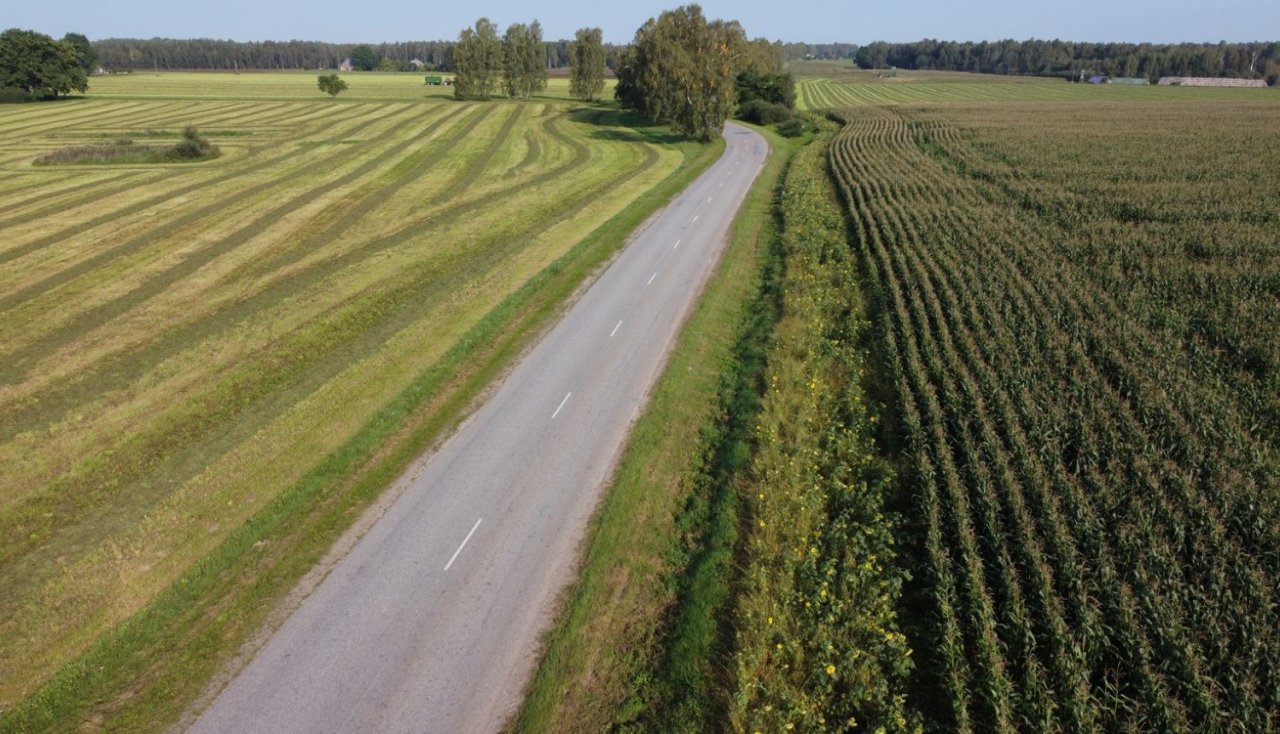 Skats no drona uz laukiem un ceļu