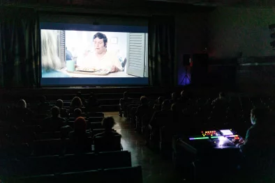 Cilvēki kino teātrī skatās filmu